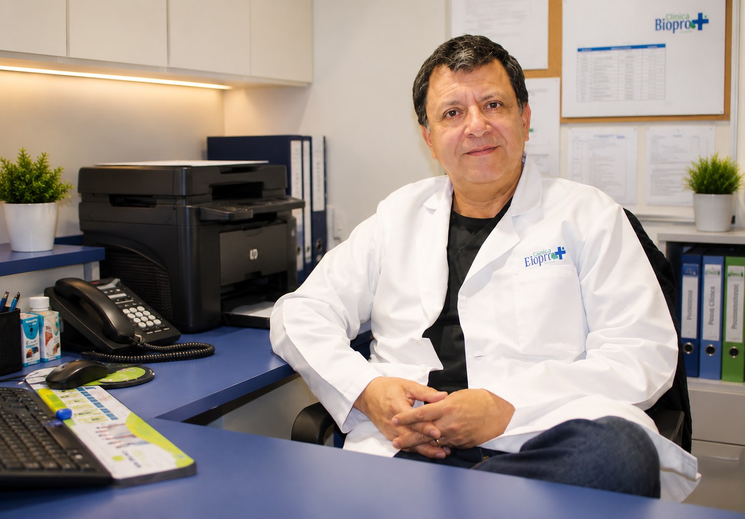 Dr. Juan Gonzalo Añazco en su consulta